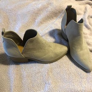 NWT Universal Thread Tan Booties